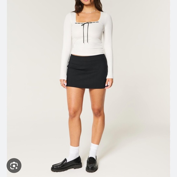 Elegant White Long Sleeve Top with Black Trim - Picture 2 of 6